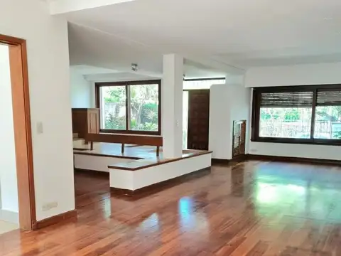 Casa 6 ambientes con 4 baños