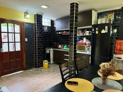 PH 2 AMBIENTES CON PATIO Y 2 BAÑOS, BERNAL OESTE