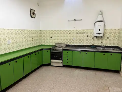 Casa tres ambientes con lavadero y patio en muy buen estado