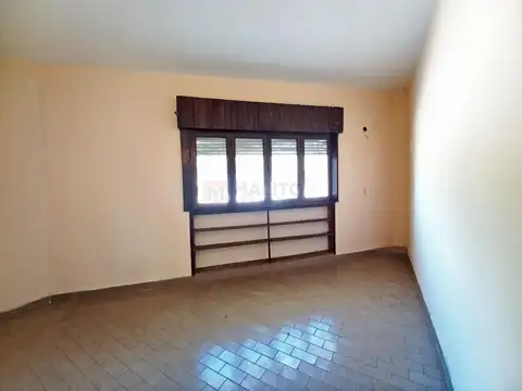 Venta Casa 4 Ambientes con Cochera, Patio y Terraza