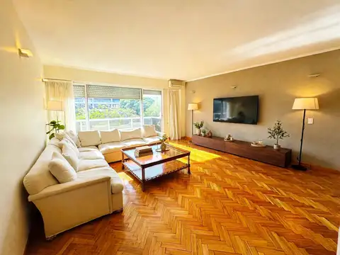 Venta Piso 4 Ambientes más  Dependencia. Palermo Chico. De Categoría. Al Frente. 150 m². Palier privado. 3 baños. Cochera Fija