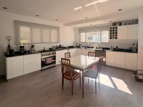 Casa en Alquiler Temporal en Club Miralagos, USD 2.900