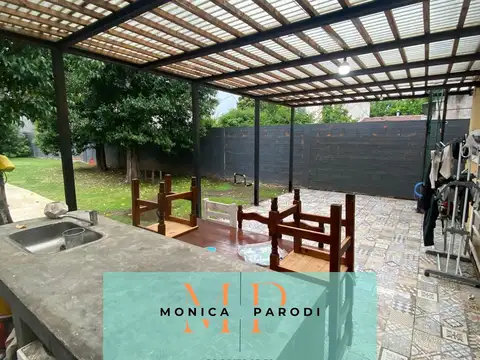 Casa en Venta con 3 cocheras