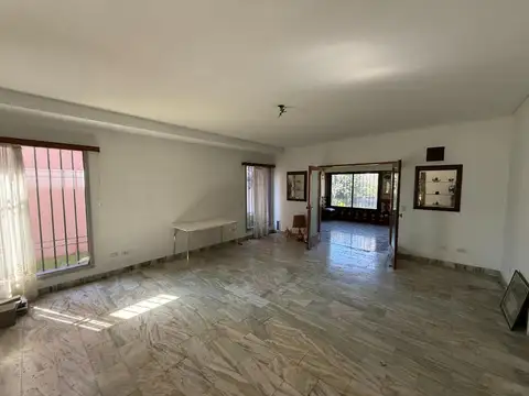 CASA EN VENTA EN MARTÍNEZ - IDEAL PARA REFACCIÓN O DEMOLICIÓ