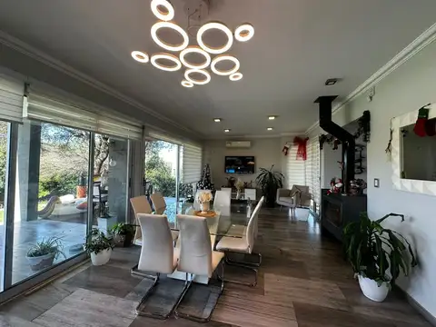 Casa en Alquiler con 2 cocheras