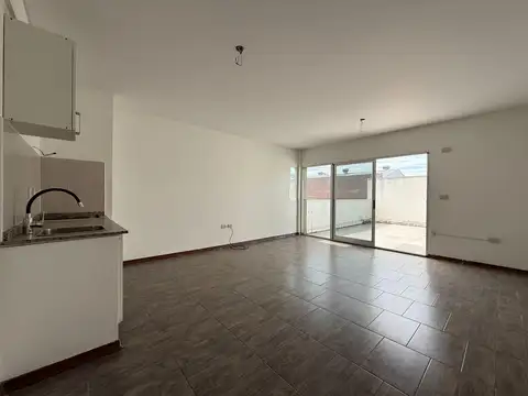 VENTA - Monoambiente con patio y cochera - España y Hospitales, Rosario.