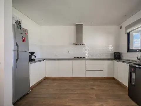 Casa en El Cantón. Barrio Norte. Mucho verde. Losa radiante exterior. Gran pileta