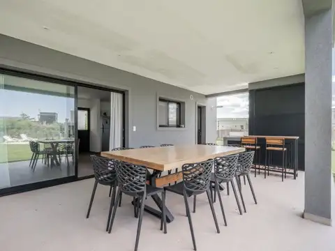 Casa 4 ambientes con 4 baños