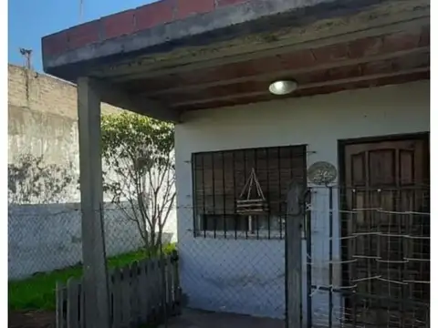 VENTA CASA DE 3 AMBIENTES CON FONDO LIBRE