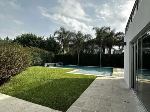 Casa 6 AMBIENTES con TERRAZA, QUINCHO, PARRILLA, PISCINA, JARDÍN, TERRAZA, COCHERAS Y BODEGA en Barr