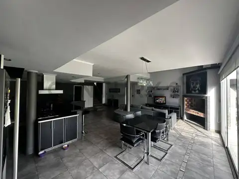 Casa 6 ambientes con 2 baños