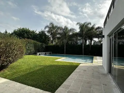 Casa 6 AMBIENTES con TERRAZA, QUINCHO, PARRILLA, PISCINA, JARDÍN, TERRAZA, COCHERAS Y BODEGA en Barr