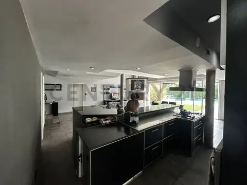 Casa 6 AMBIENTES con TERRAZA, QUINCHO, PARRILLA, PISCINA, JARDÍN, TERRAZA, COCHERAS Y BODEGA en Barr