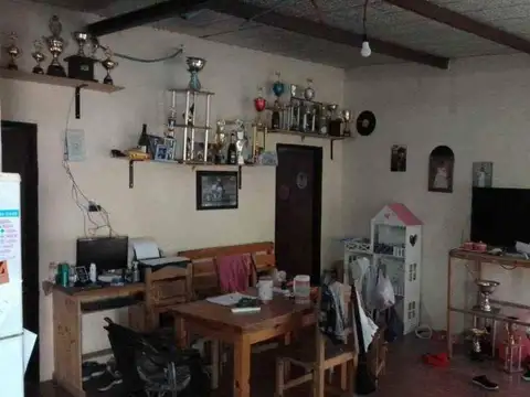 Casa 6 ambientes con 2 baños
