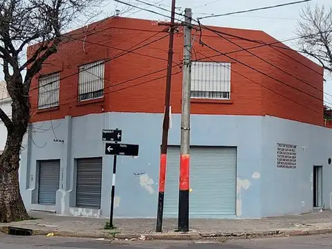 AMPLIO LOCAL DE ESQUINA CON VIDRIERAS ZONA AV. SAN MARTÍN AL 5300