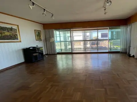 Apartamento en venta c/ cochera en Puerto Buceo