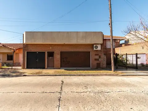Interesante propiedad por su funcionalidad de vivienda, depósito y local en V. Adelina, San Isidro.
