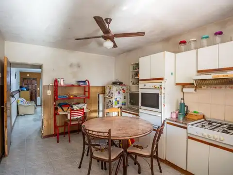 Venta Casa Dúplex de 3 ambientes con patio, cocheras para dos autos, en Carapachay.