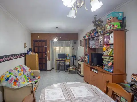 Venta Casa Dúplex de 3 ambientes con patio, cocheras para dos autos, en Carapachay.