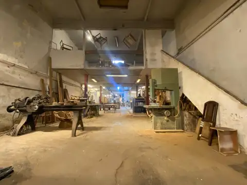 DEPOSITO CON VIVIENDA EN PRIMER PISO