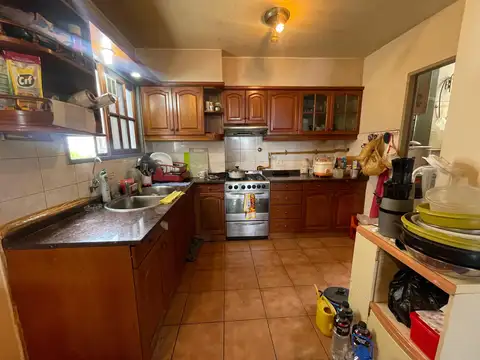 Espectacular Semipiso en Esquina: 4 Amb. con Vista Abierta y Gran Potencial - Balvanera