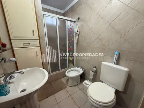 CASA AMERICANA 4 AMB CON GARAGE Y QUINCHO - VILLA LUZURIAGA