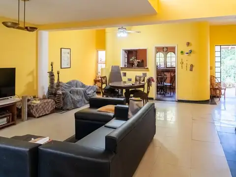 CASA EN VENTA 3 DORMITORIOS CON PILETA ARROYITO