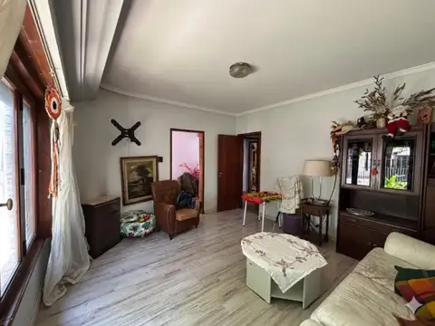 Casa 6 ambientes con 2 baños