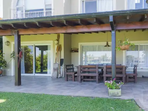 Casa 5 ambientes con 4 baños
