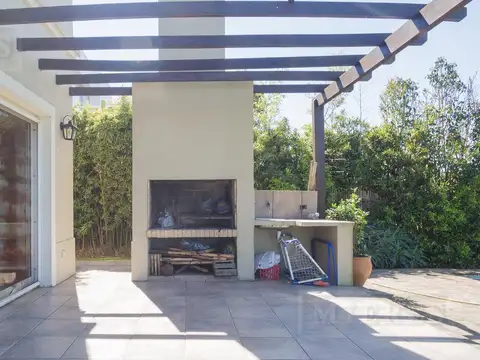 Casa en Alquiler con 4 cocheras