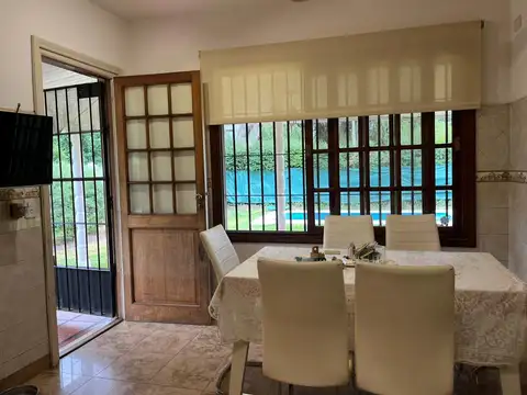 Casa 4 ambientes con 2 baños