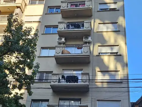 Excelente semi pisos 2 amb al contrafrente muy luminoso. Cocina y lavadero independiente.