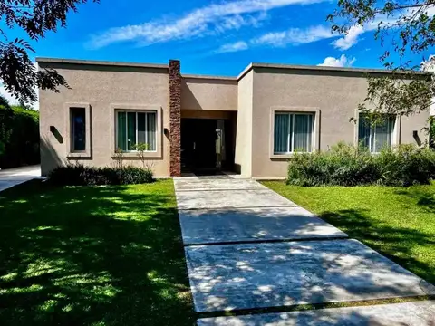VENTA CASA 5 AMBIENTES Y PILETA CANTON NORTE