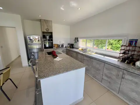Casa en Venta en El Canton, USD 240.000