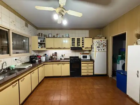 Duplex 4amb. con entrada de auto , jardin de invierno y fondo con parrilla . Apto credito!