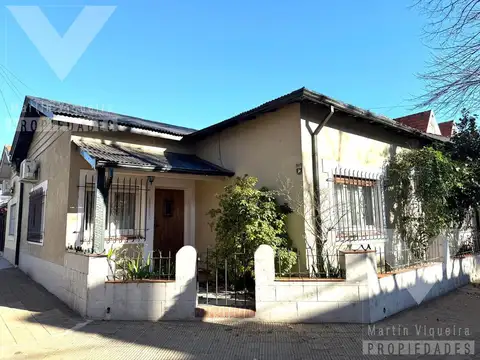 Casa en  esquina de cinco ambientes con patio con parrilla y cochera