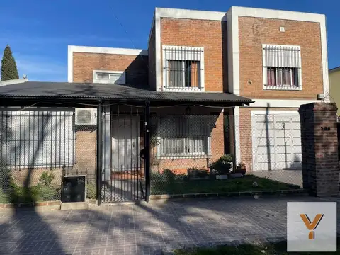 Casa en venta - 4 dormitorios 3baños - 310mts2  - Monte Grande