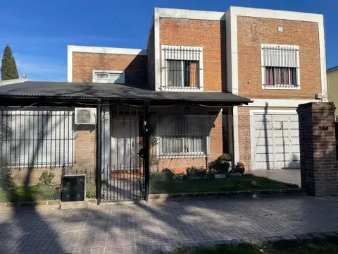 Casa en venta - 4 dormitorios 3baños - 310mts2  - Monte Grande