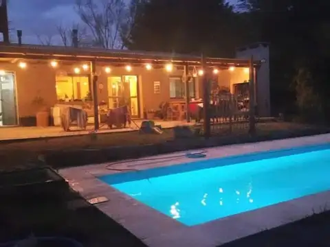 Hermosa casa de 3 dormitorios con pileta y gran galería a metros del río.