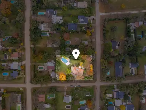 VENTA - CASA TRES DORMITORIOS CON JARDIN Y PILETA - FUNES