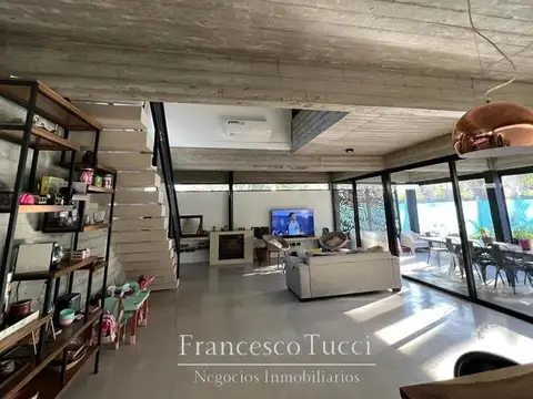 Casa en Venta con 2 cocheras