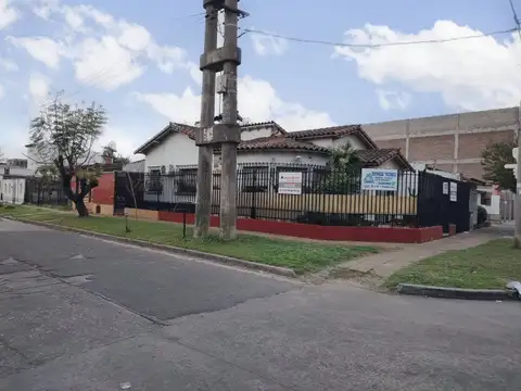 Venta esquina uso comercial en Morón