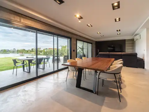 Casa en Alquiler con 2 cocheras