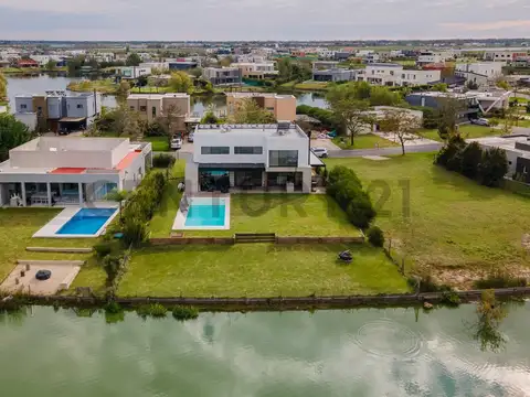 CASA DE DISEÑO A LA LAGUNA EN ALQUILER- EL CANTÓN