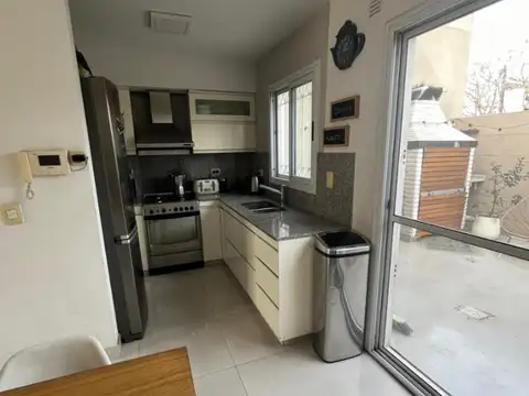 Triplex 4 amb cochera lavadero patio tres baños