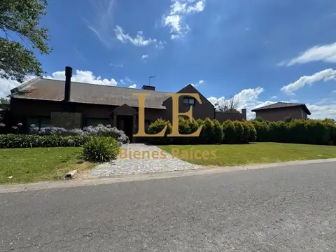 VENTA CASA CON PILETA