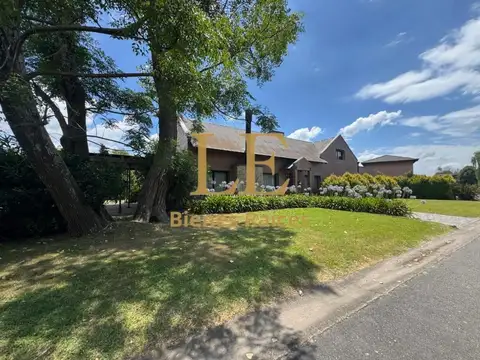 Casa 5 ambientes con 4 baños