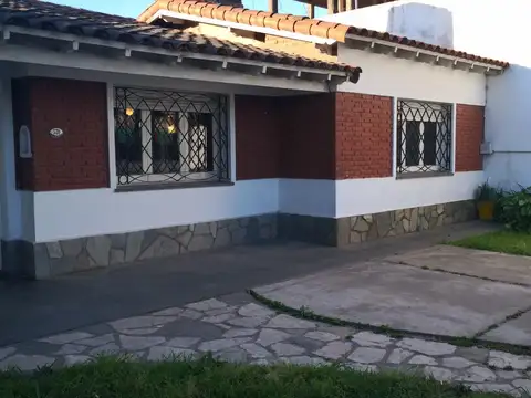 Casa con 2 Dormitorios sobre Av San Martín 