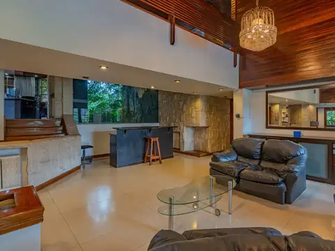 Casa en Venta con 2 cocheras