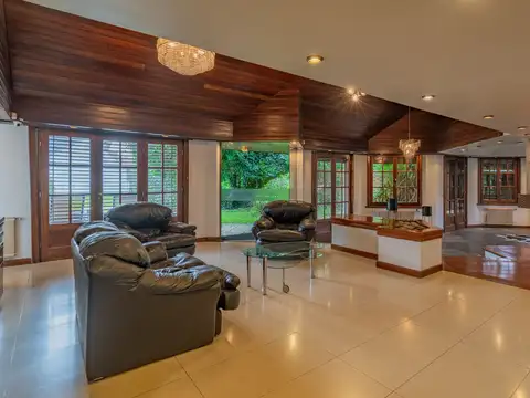 Venta chalet 6 ambientes con pileta San Carlos